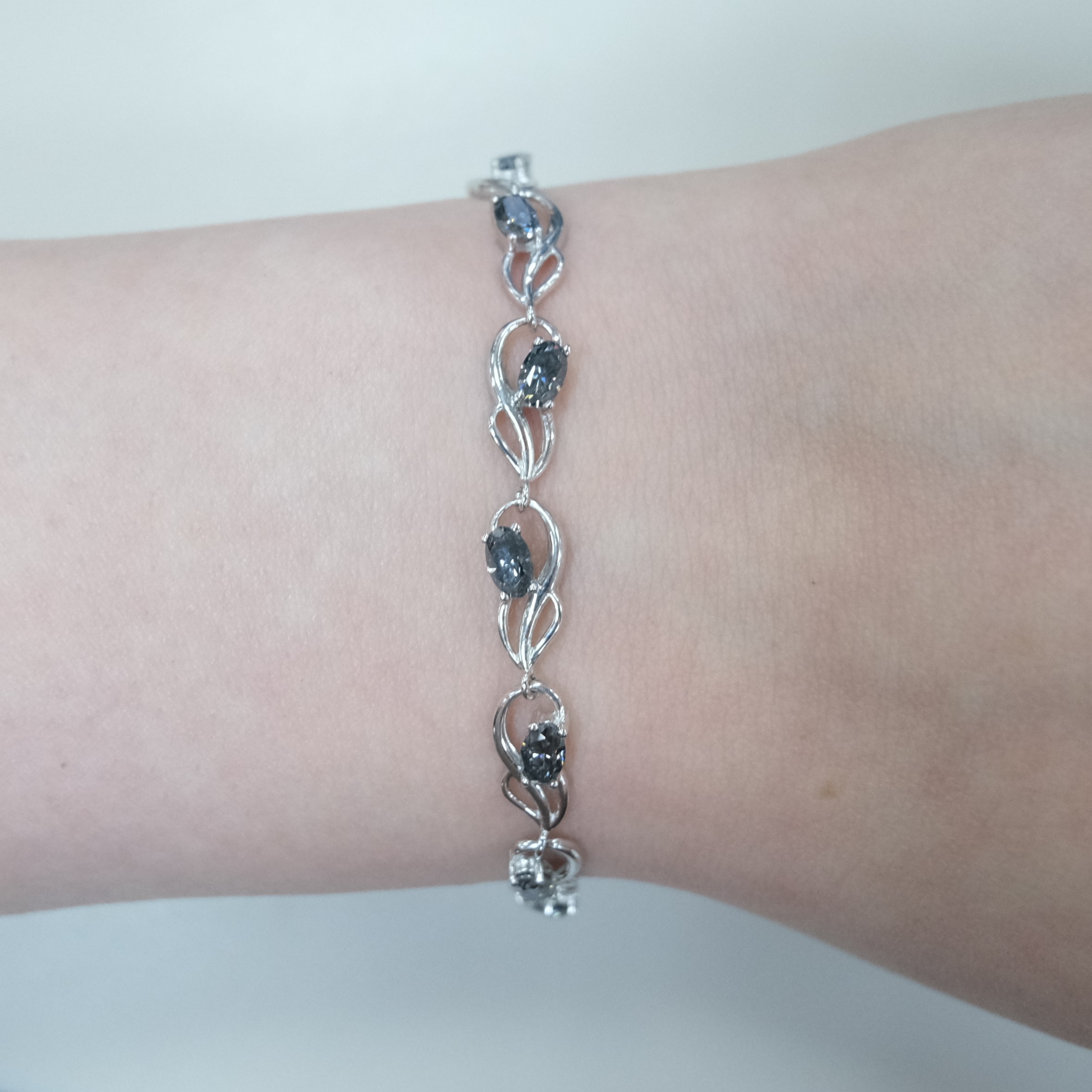 Серебряный браслет с серыми муассанитами